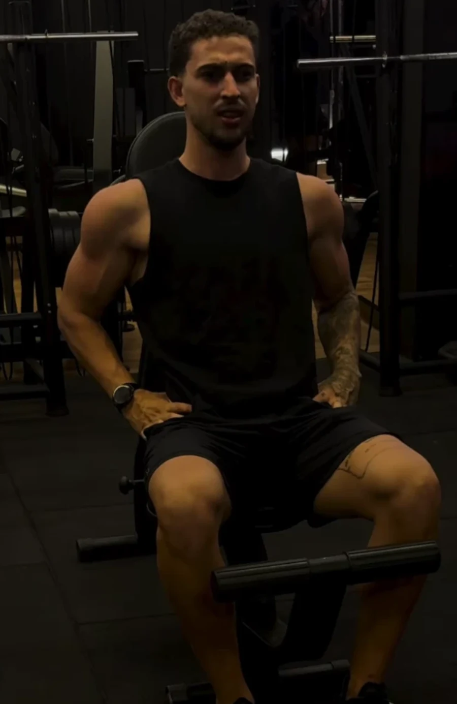Emanuel Ouverney durante um treino na academia